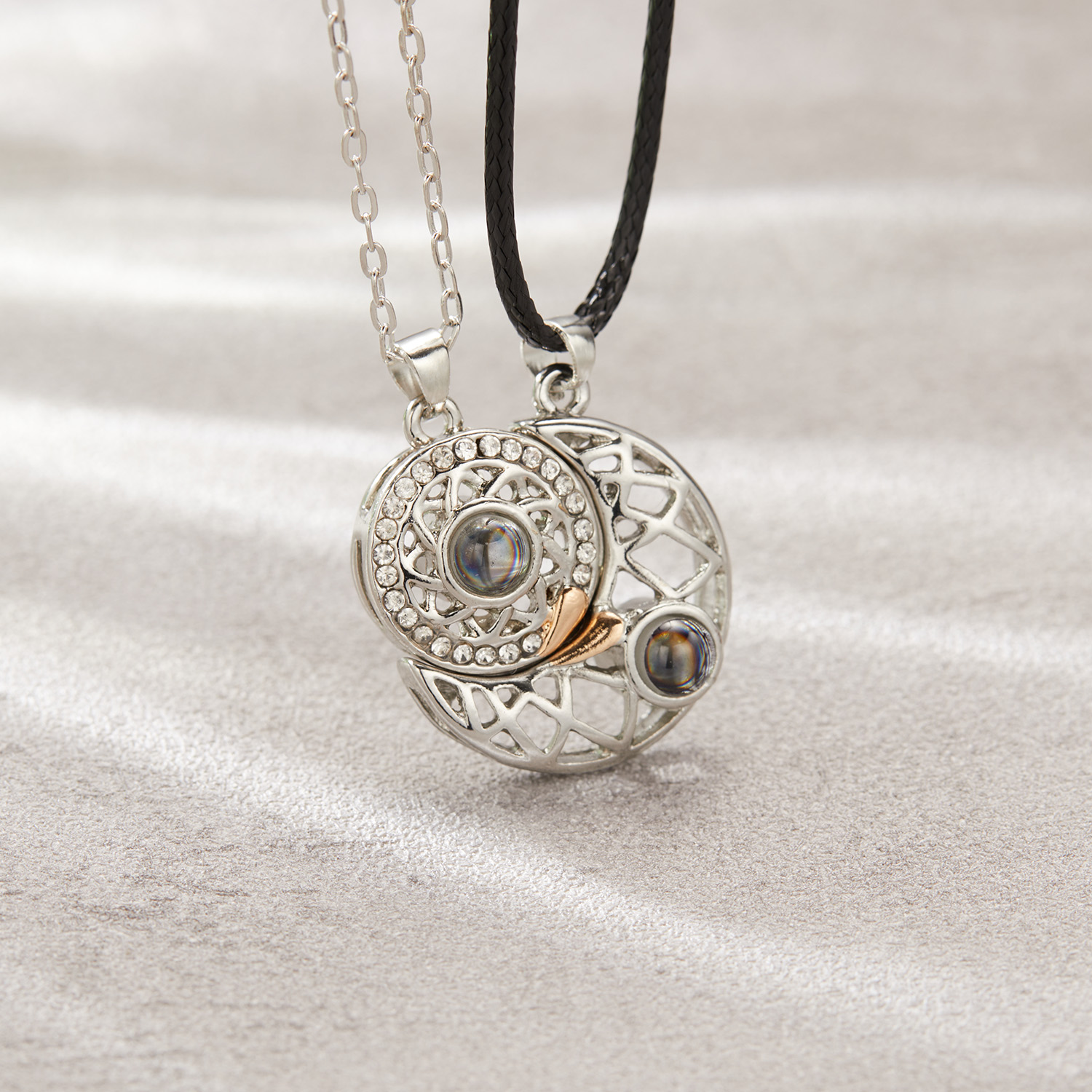 Lãng Mạn Từ Mặt Trăng Mặt Trời - đánh giá và giá Magnetic Couple Matching Necklaces